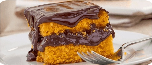 Bolo de cenoura com cobertura cremosa de chocolate